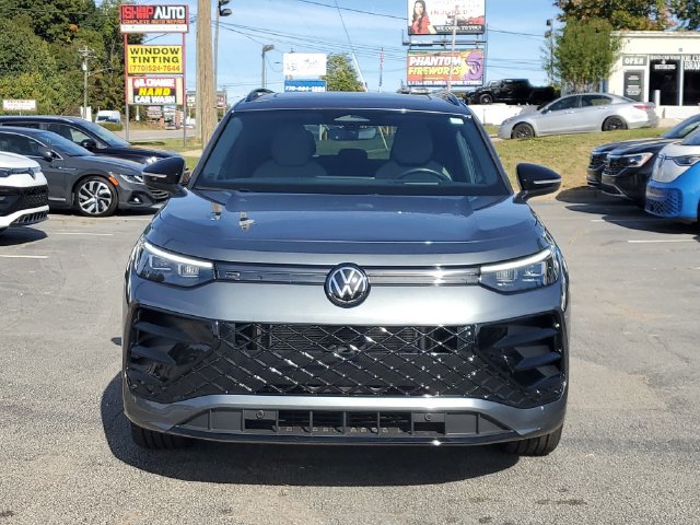 Used 2025 Volkswagen Tiguan SE R-Line FWD image 2