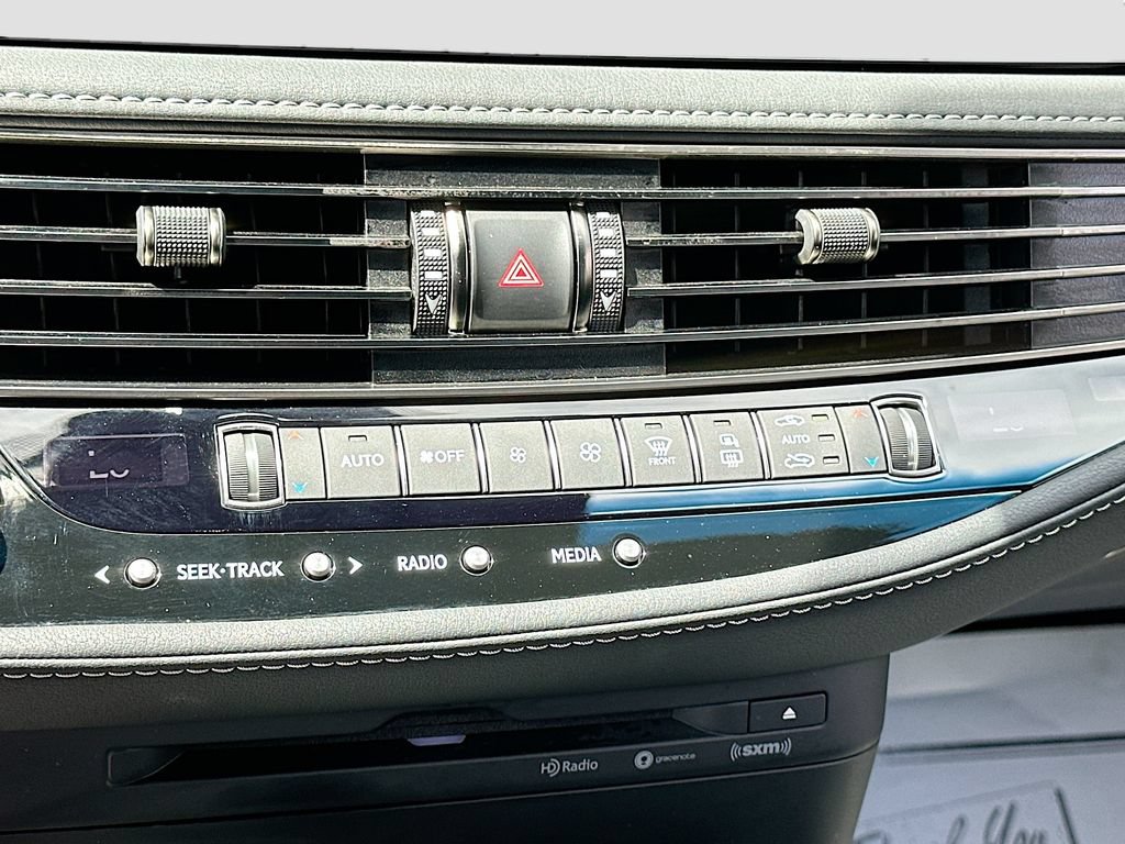 Used 2022 Lexus LS 500 w/ Accessory Package (Z2) RWD image 16