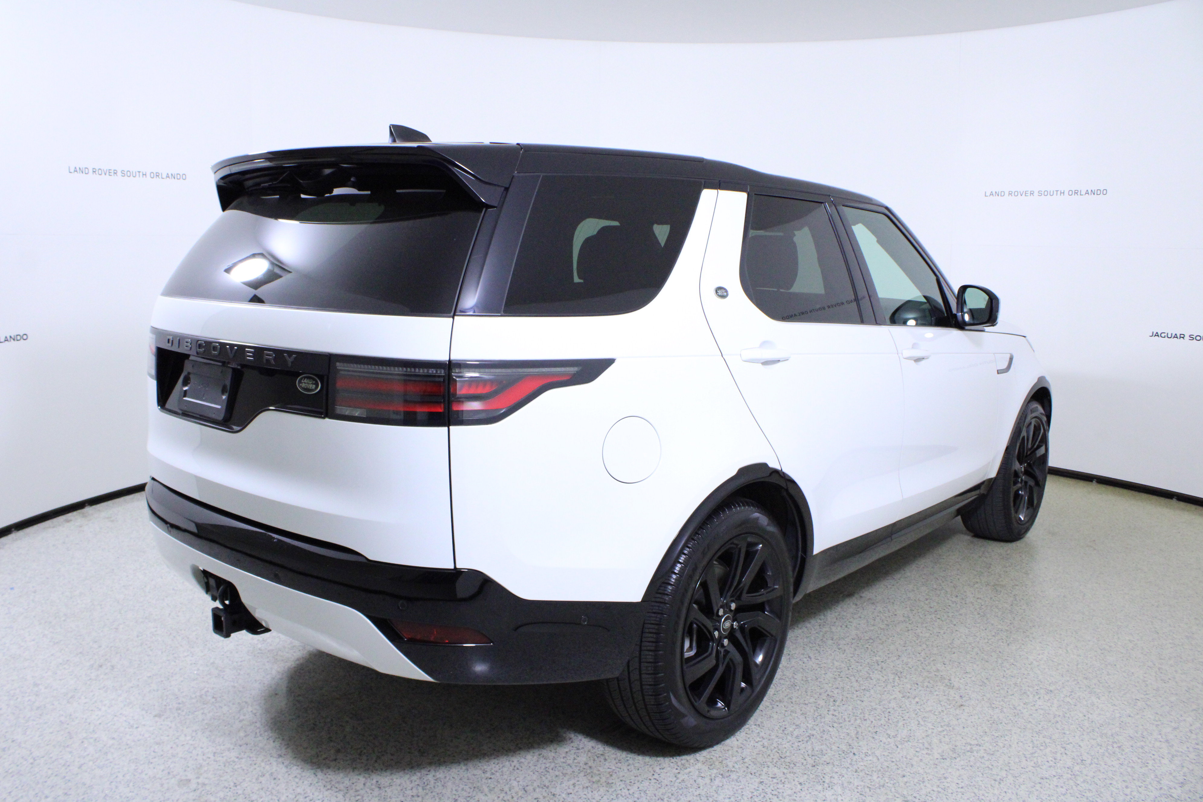 Used 2023 Land Rover Discovery S R-Dynamic image 7