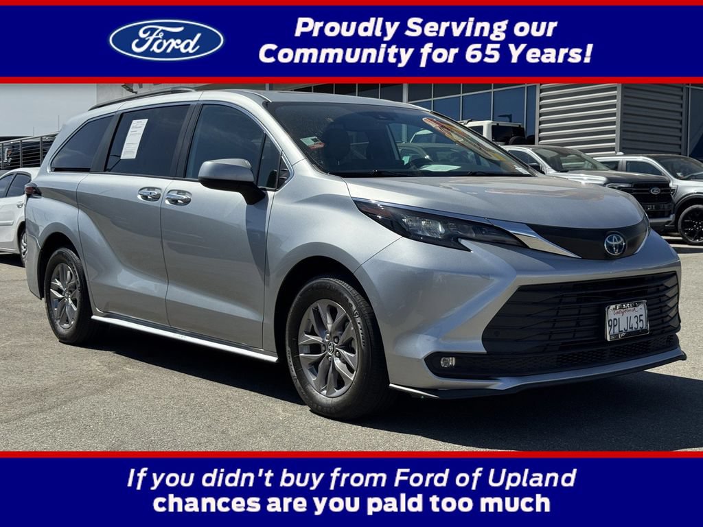 Used 2025 Toyota Sienna XLE FWD image 1