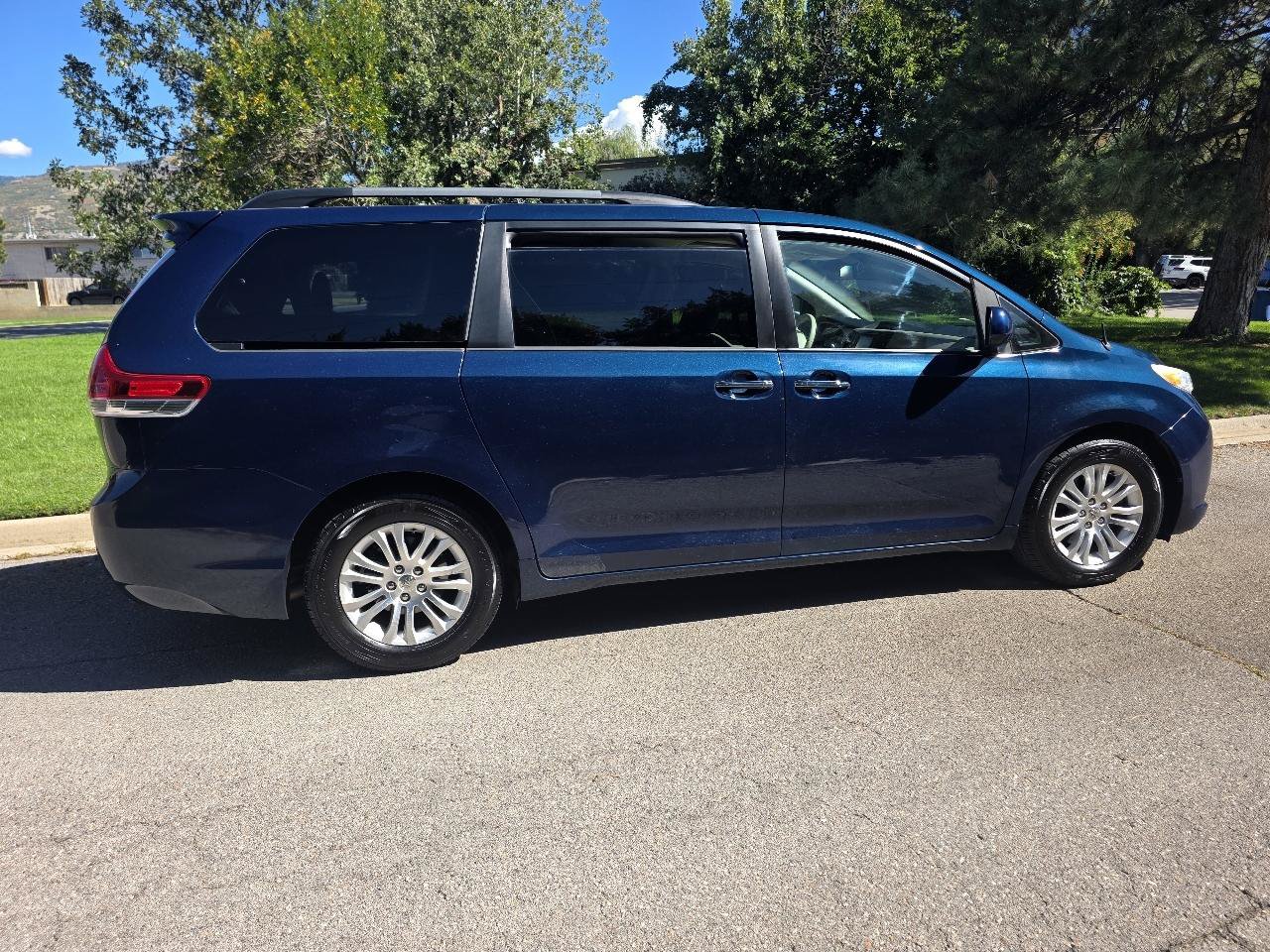 Used 2012 Toyota Sienna XLE FWD image 7