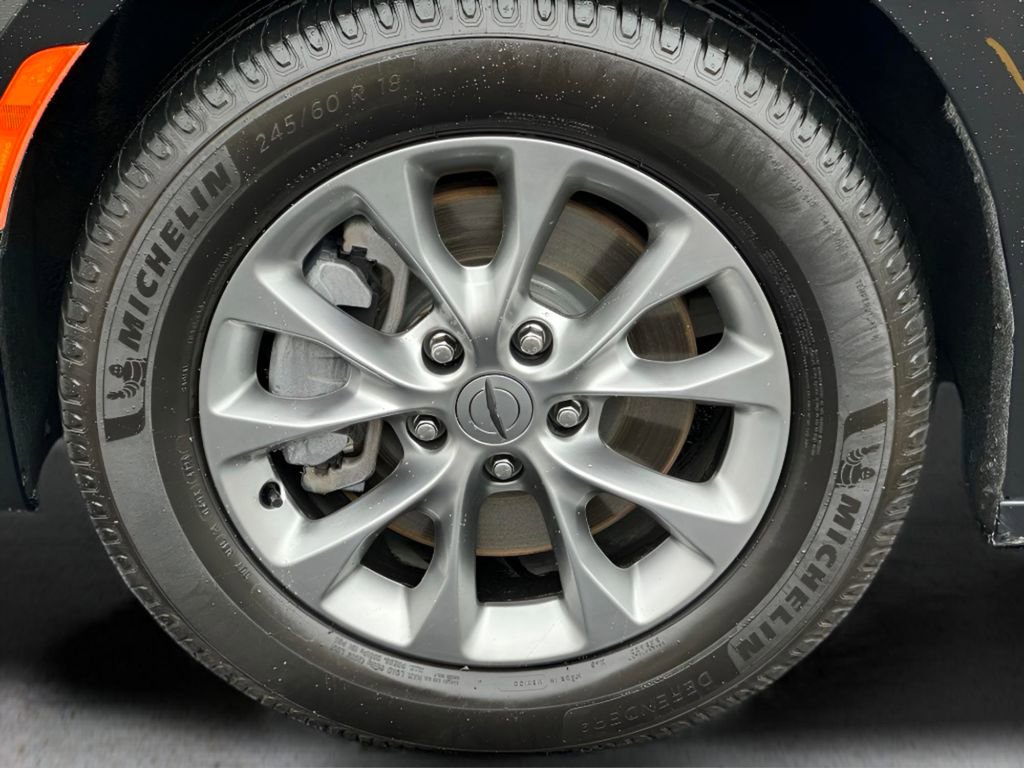 Certified 2023 Chrysler Pacifica Touring-L image 26