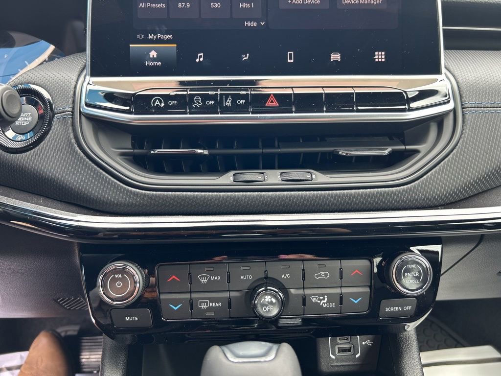 Used 2025 Jeep Compass Latitude w/ Sun & Sound Group AWD/4WD image 32