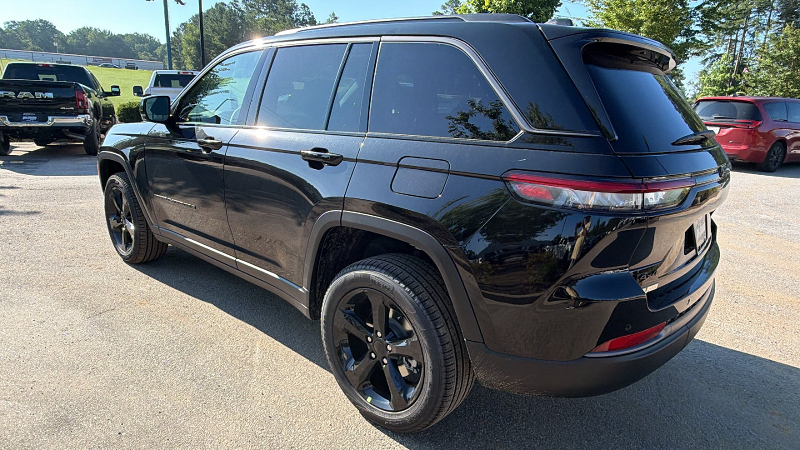 New 2026 Jeep Grand Cherokee Limited w/ Limited Altitude Package AWD/4WD image 10