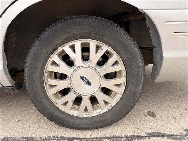 Used 2003 Ford Crown Victoria LX RWD image 9