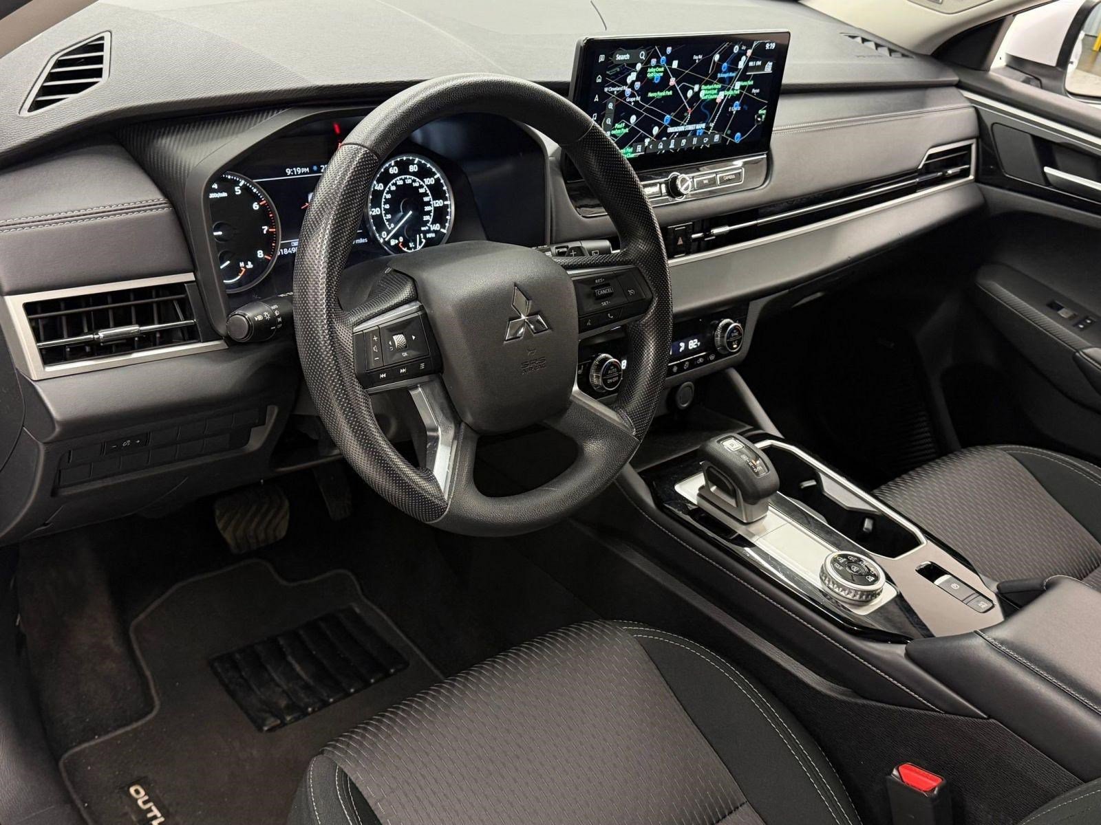 Used 2025 Mitsubishi Outlander ES image 3