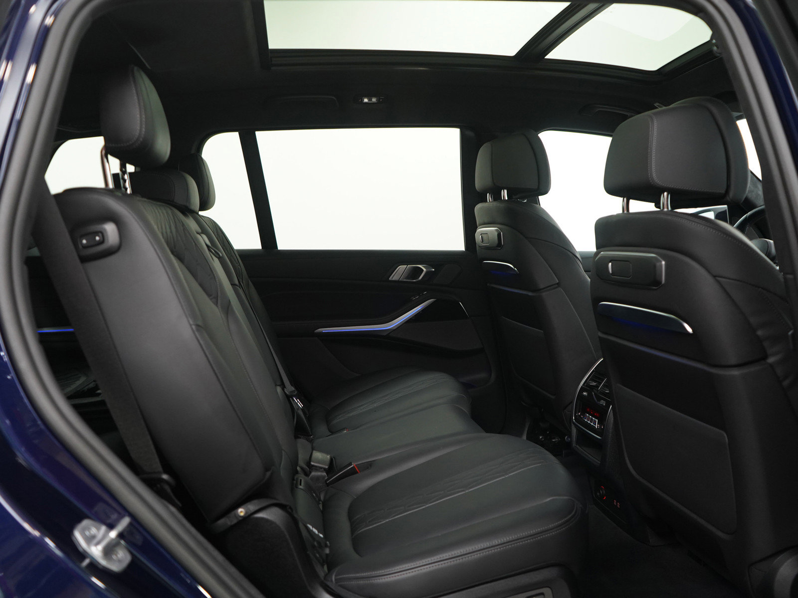 Used 2024 BMW X7 M60i w/ Climate Comfort Package image 13