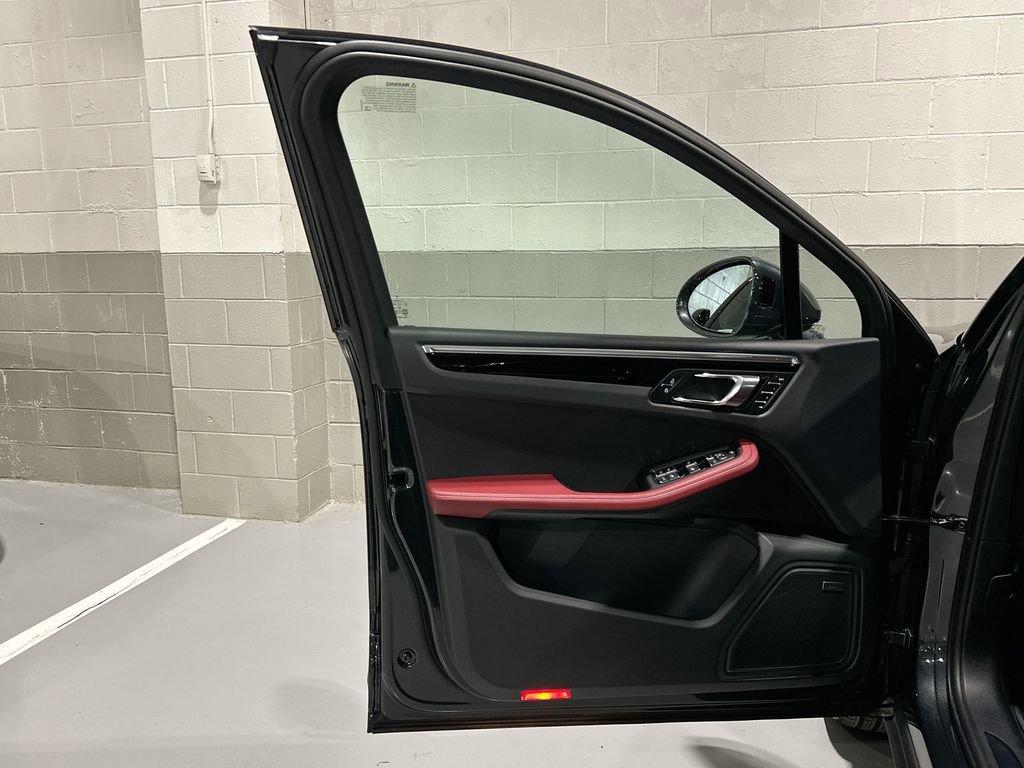 Used 2025 Porsche Macan image 9