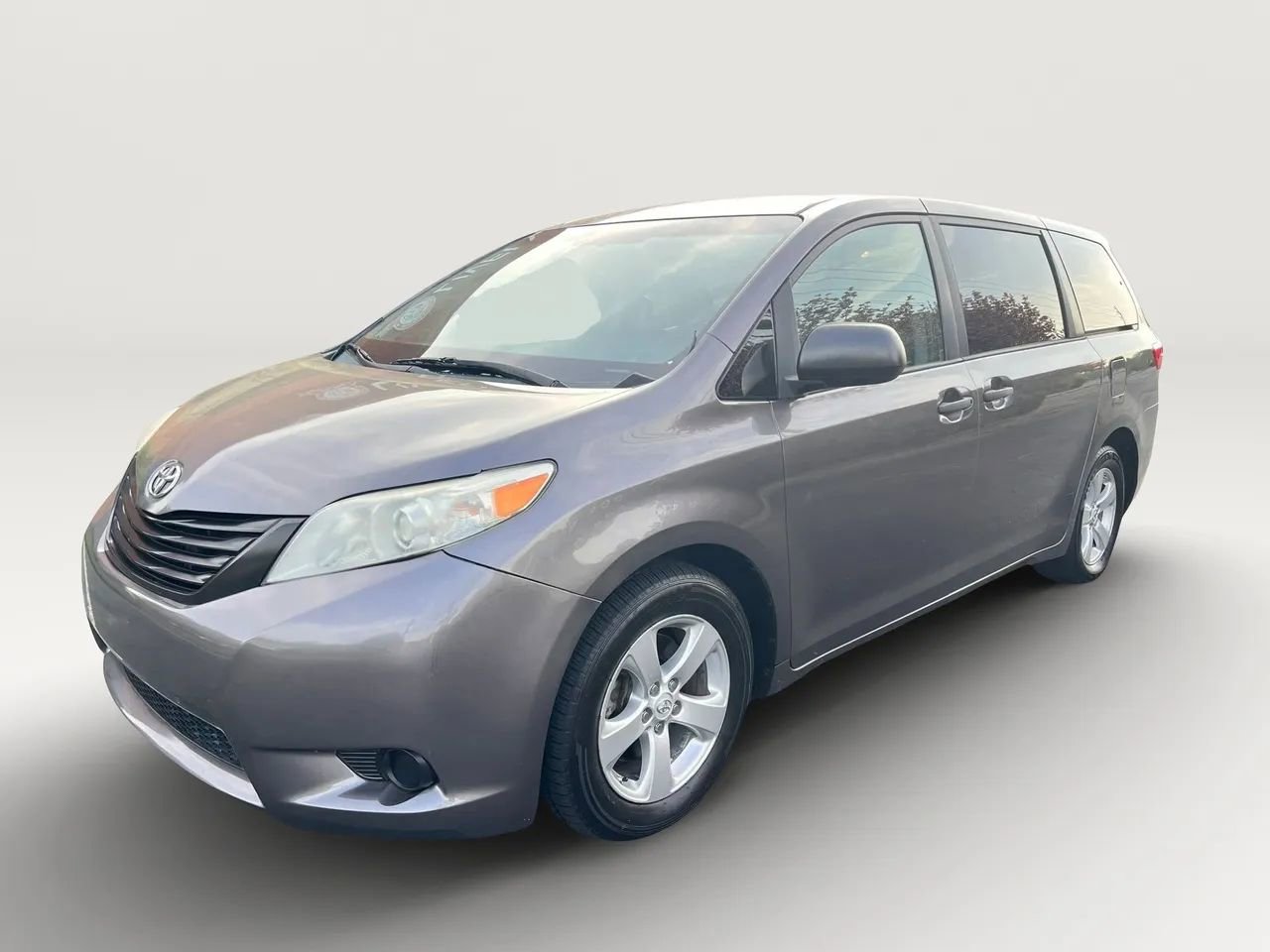 Used 2015 Toyota Sienna L image 1