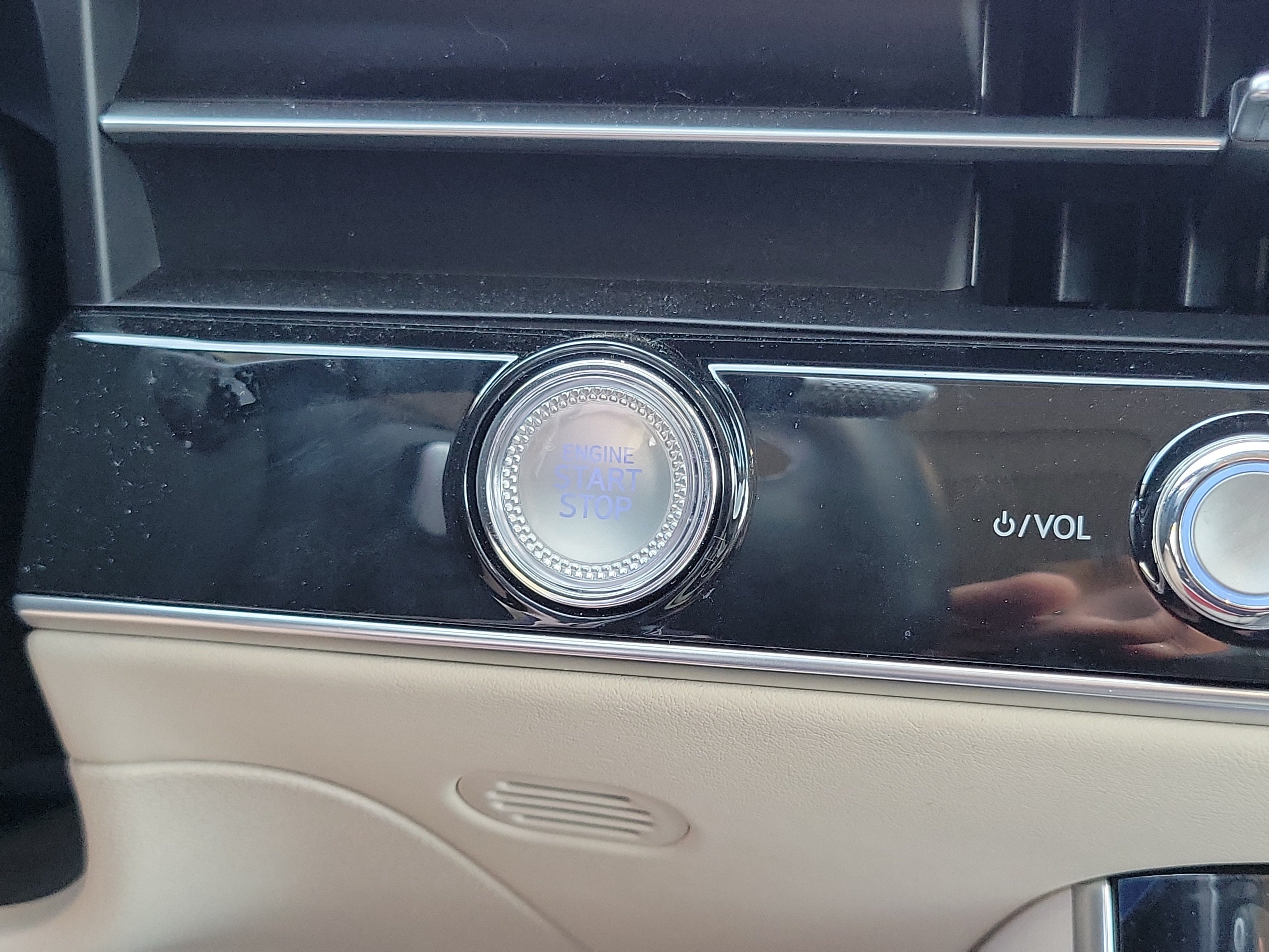 Certified 2026 Genesis GV70 2.5T Select AWD/4WD image 18