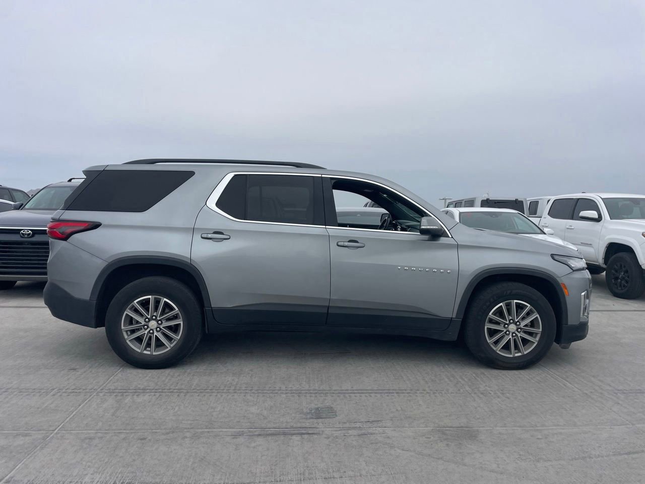 Used 2023 Chevrolet Traverse LT AWD/4WD image 3