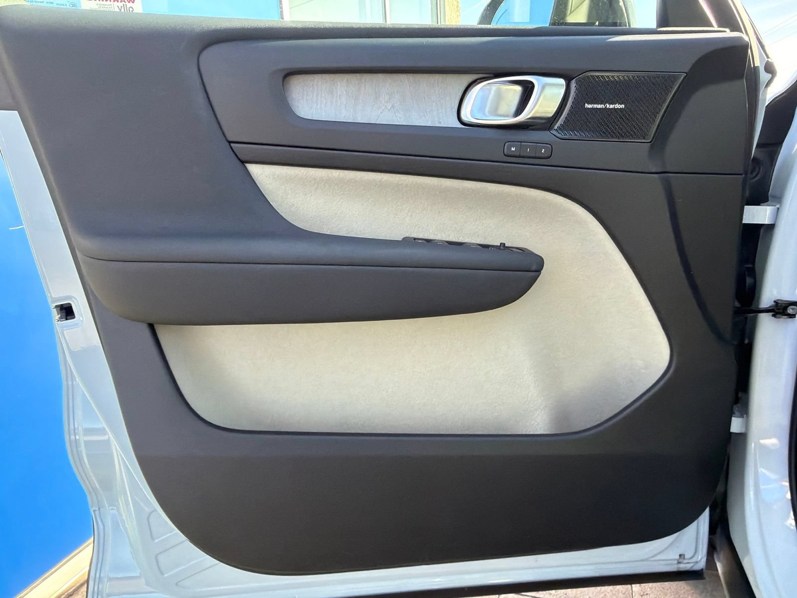 Certified 2024 Volvo XC40 B5 Plus w/ Protection Package Premier AWD/4WD image 18