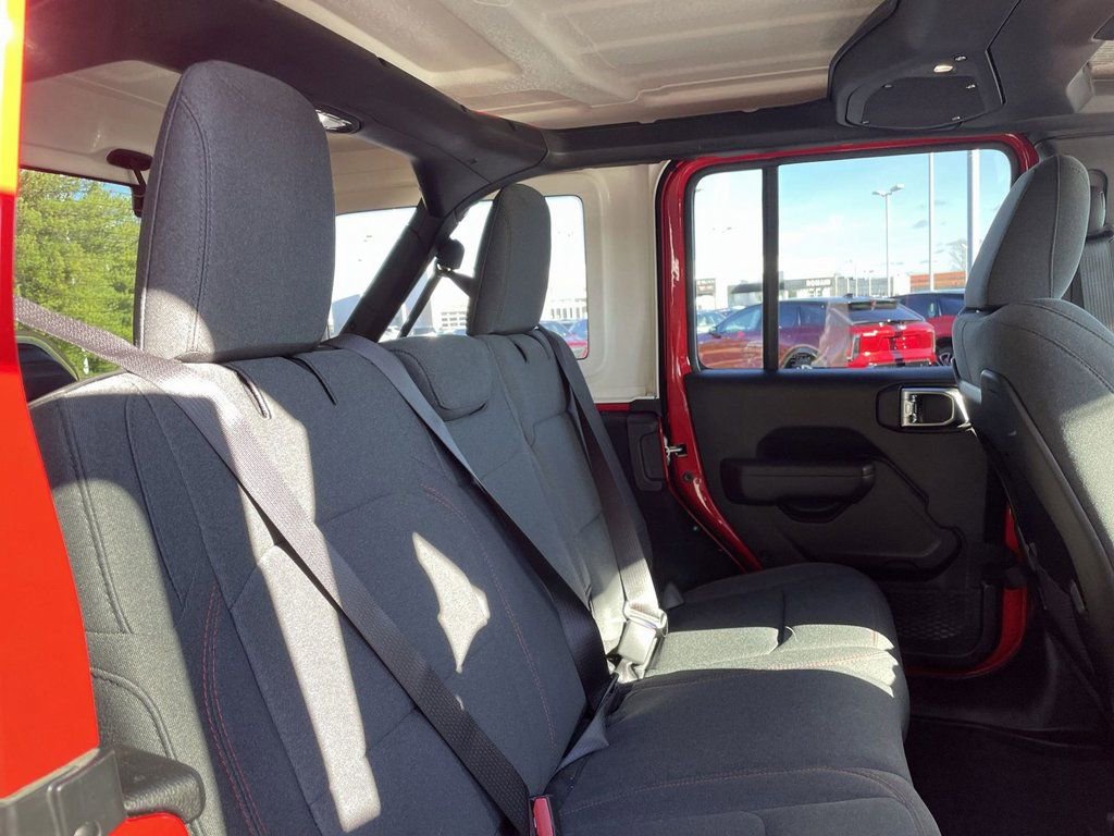 Used 2025 Jeep Wrangler Rubicon w/ Convenience Group image 15