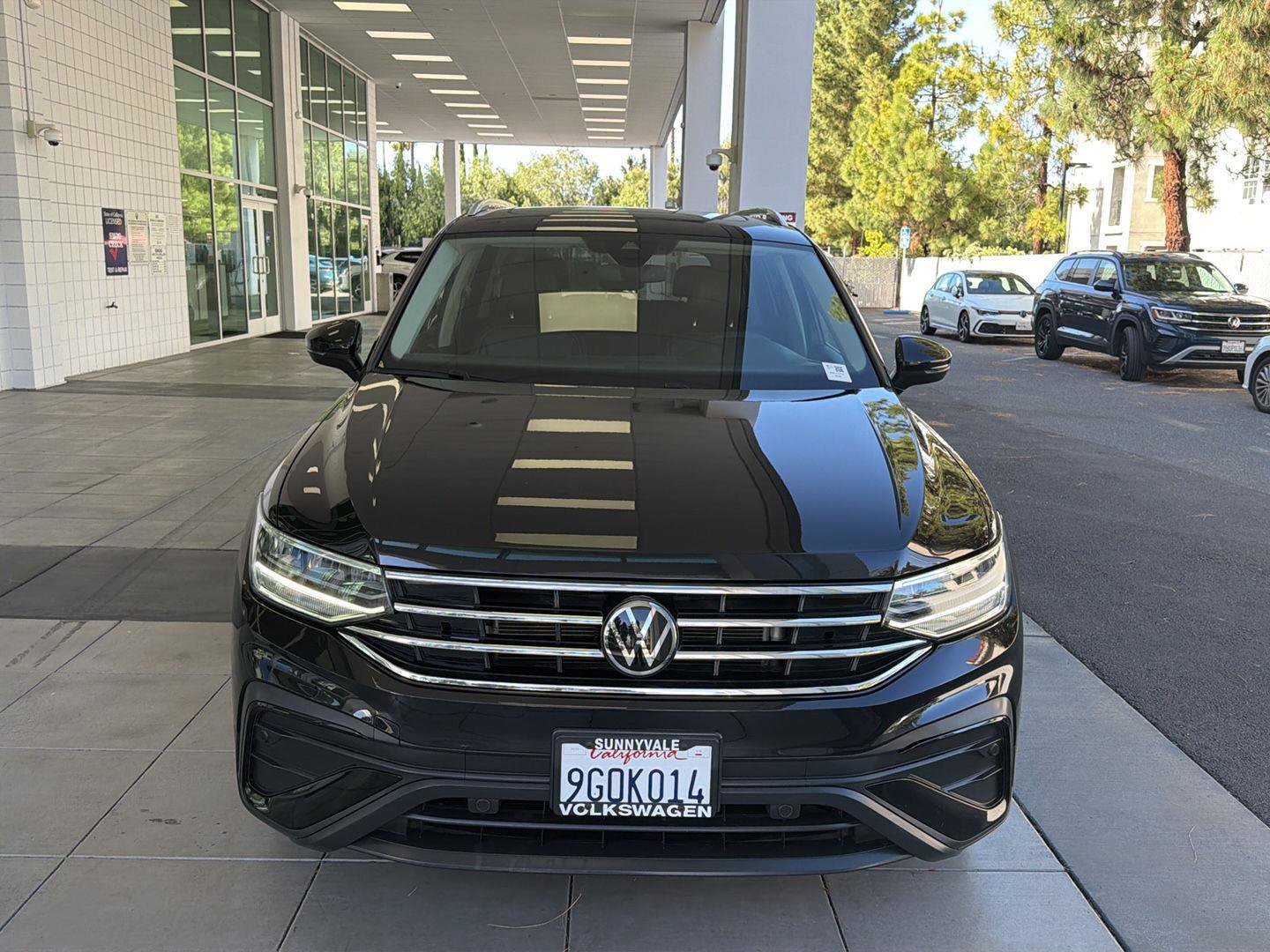 Certified 2022 Volkswagen Tiguan SE w/ Panoramic Sunroof Package AWD/4WD image 8