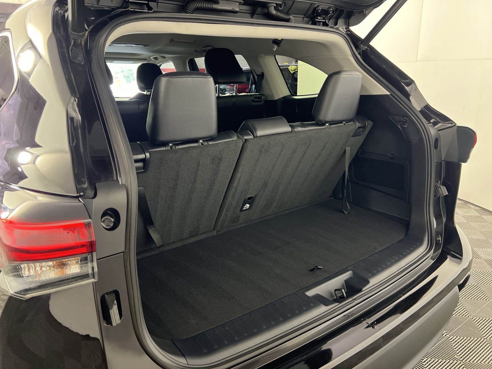 Used 2021 Toyota Highlander XLE AWD/4WD image 26