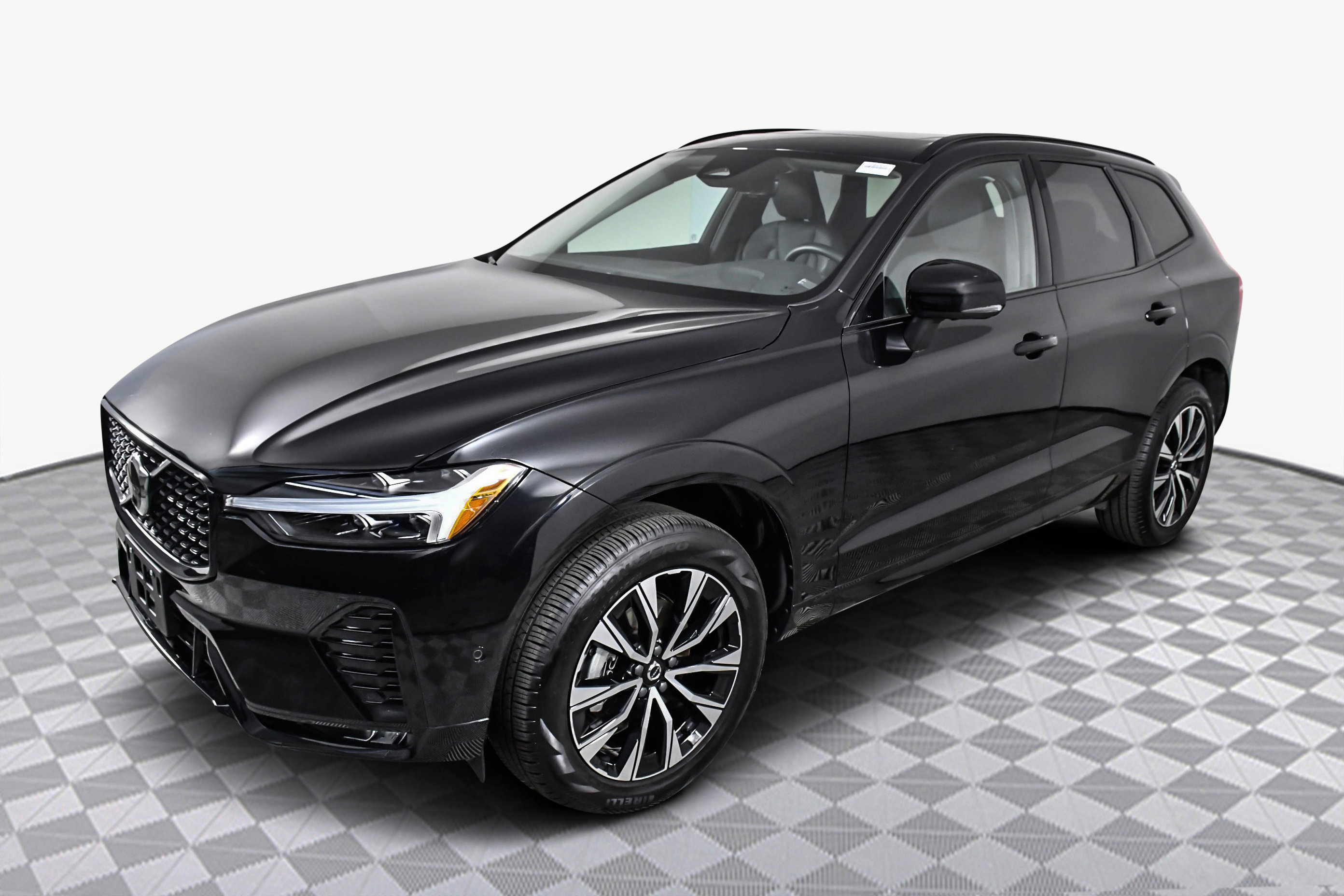 Used 2025 Volvo XC60 B5 Plus image 4