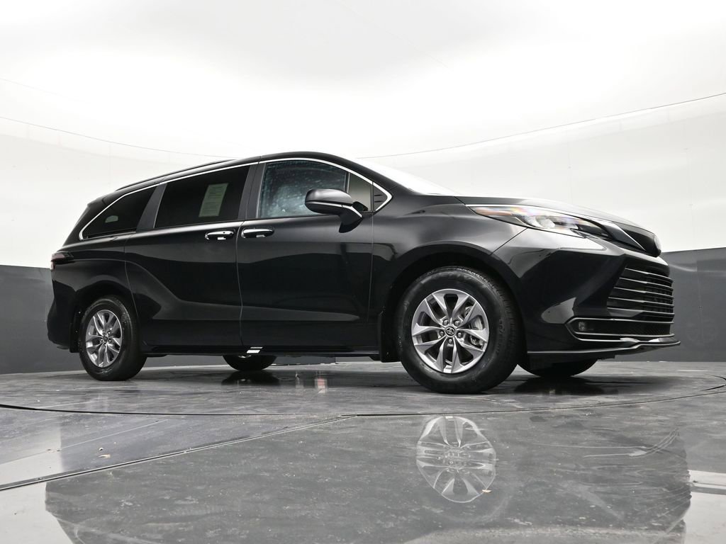 Used 2025 Toyota Sienna XLE w/ XLE Plus Package image 27