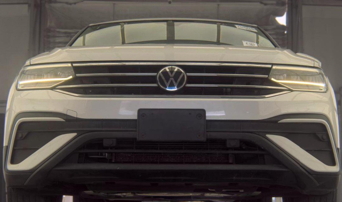 Used 2023 Volkswagen Tiguan SE w/ Panoramic Sunroof Package FWD image 5