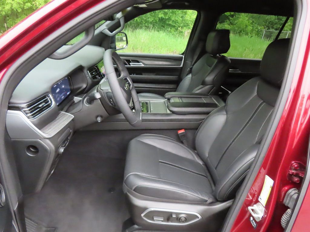 Certified 2024 Jeep Wagoneer L Series II w/ Flexible Seating Group image 31