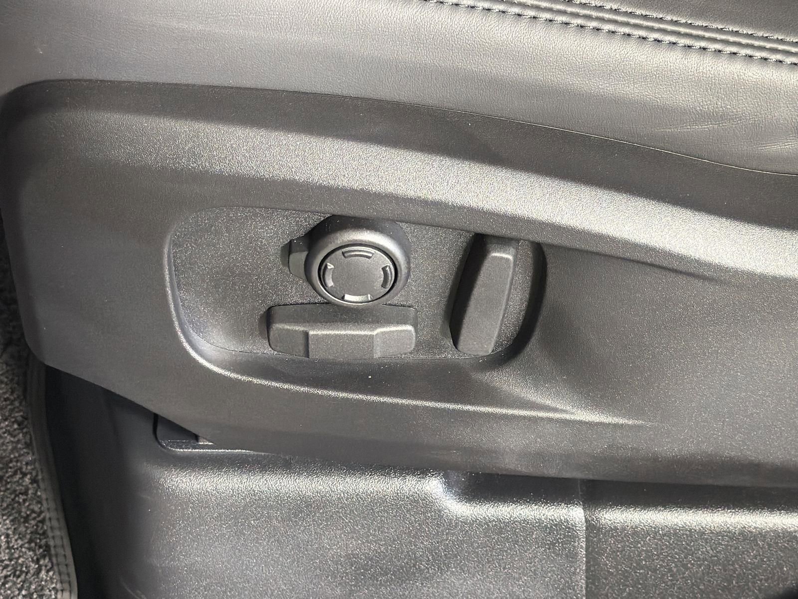 New 2026 Land Rover Defender 110 X-Dynamic SE image 23