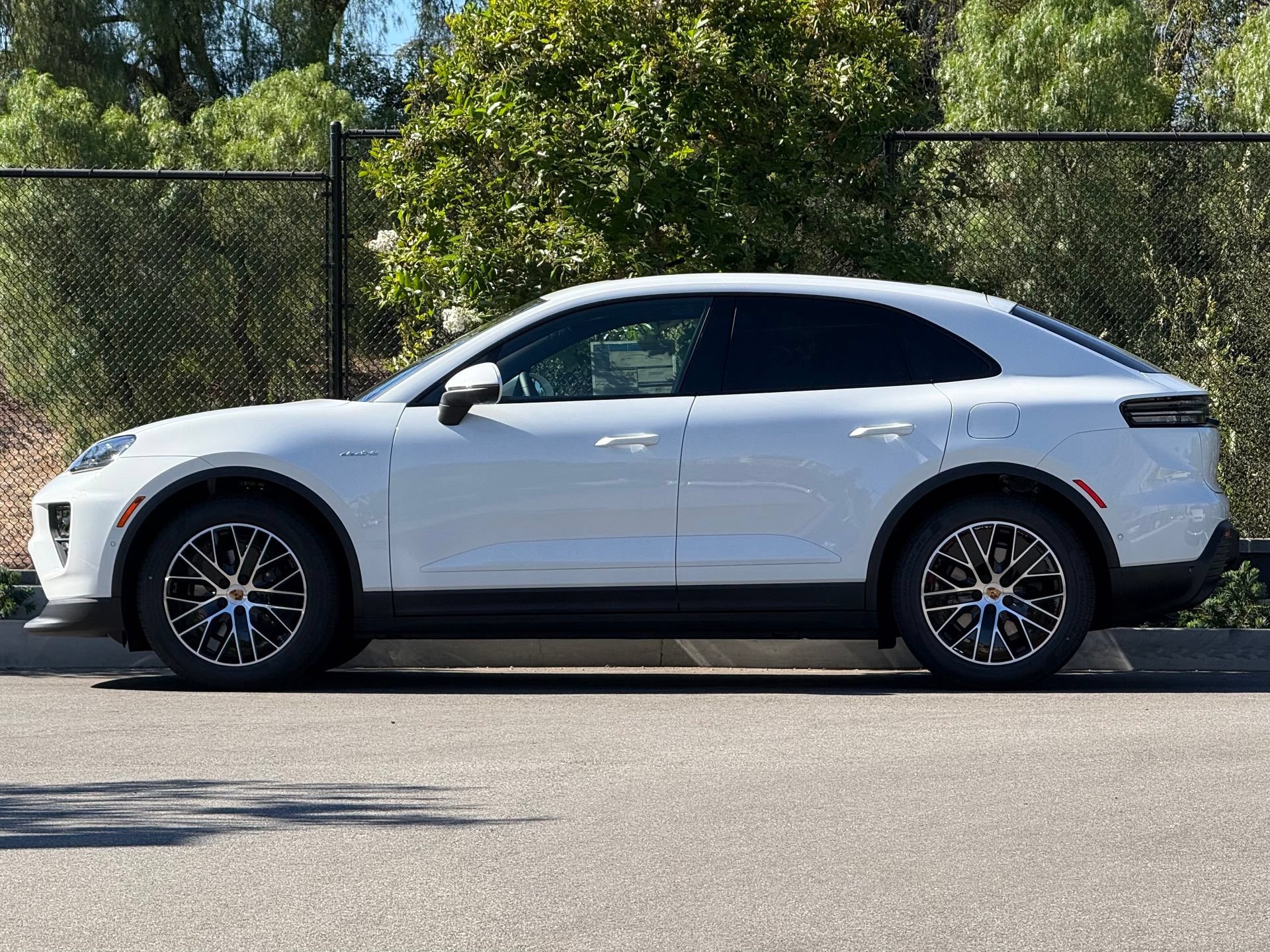Used 2026 Porsche Macan Electric RWD image 2
