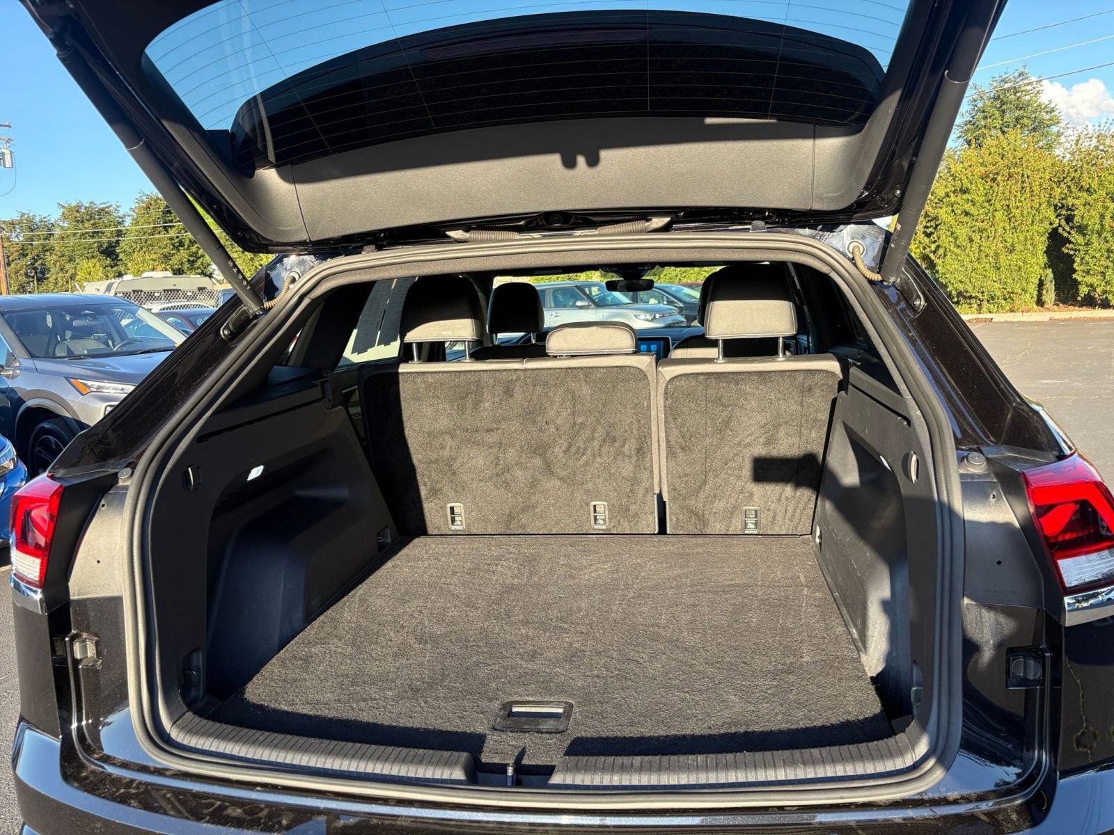 Used 2025 Volkswagen Atlas Cross Sport SE image 33