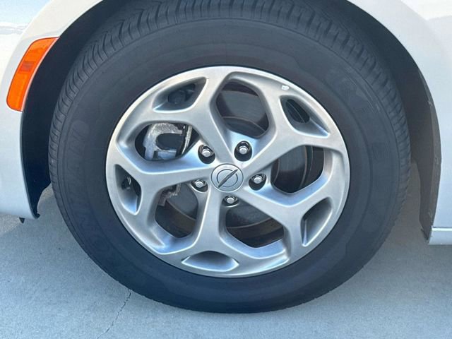 Used 2023 Chrysler Pacifica Limited image 5