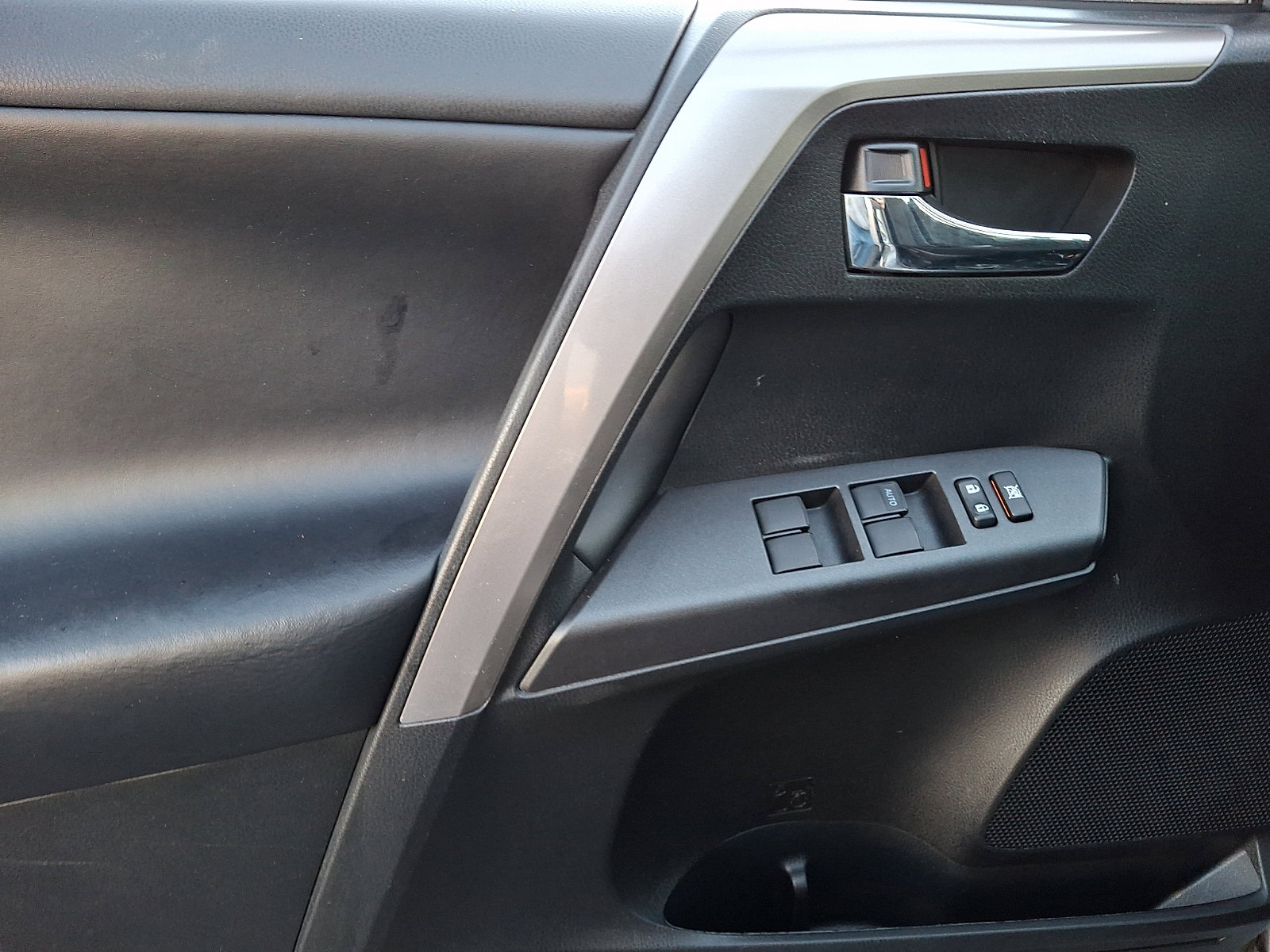 Used 2018 Toyota RAV4 XLE w/ Plus Extra Value Package image 13