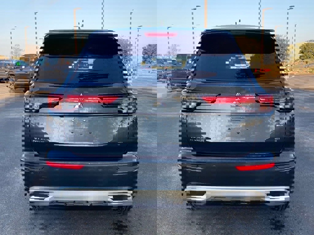 Used 2024 Mitsubishi Outlander SE Black Edition image 6