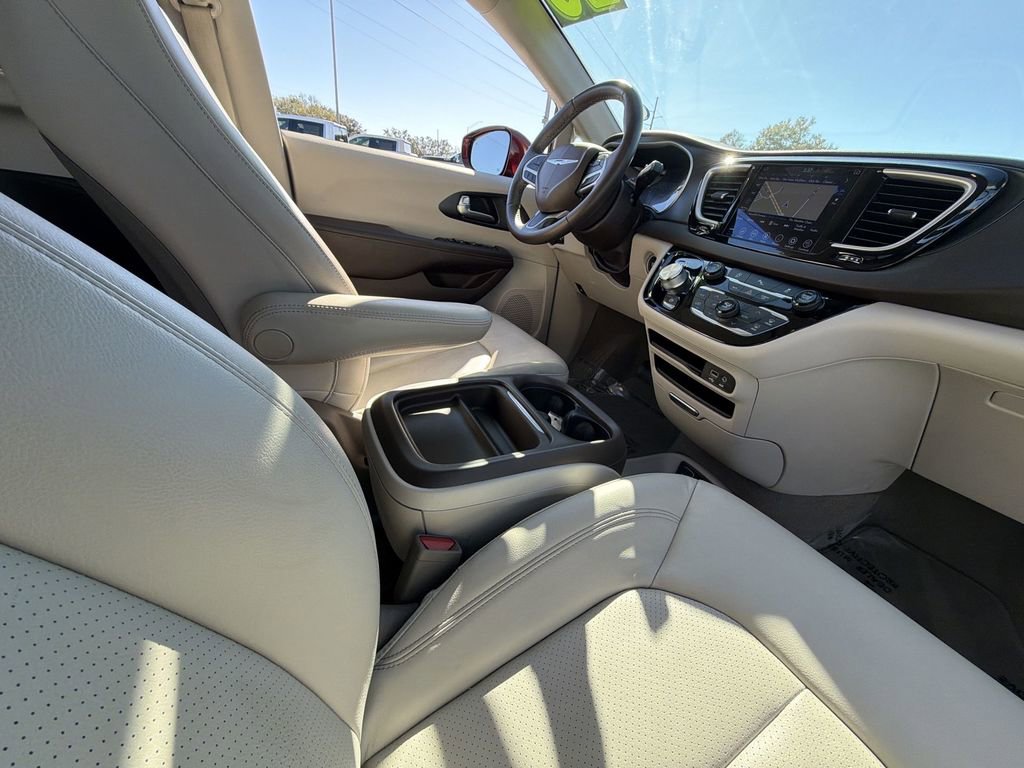 Used 2020 Chrysler Pacifica Touring-L image 15