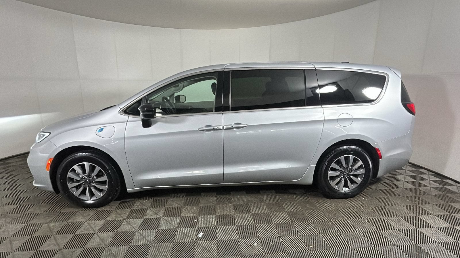Used 2024 Chrysler Pacifica Limited FWD image 6