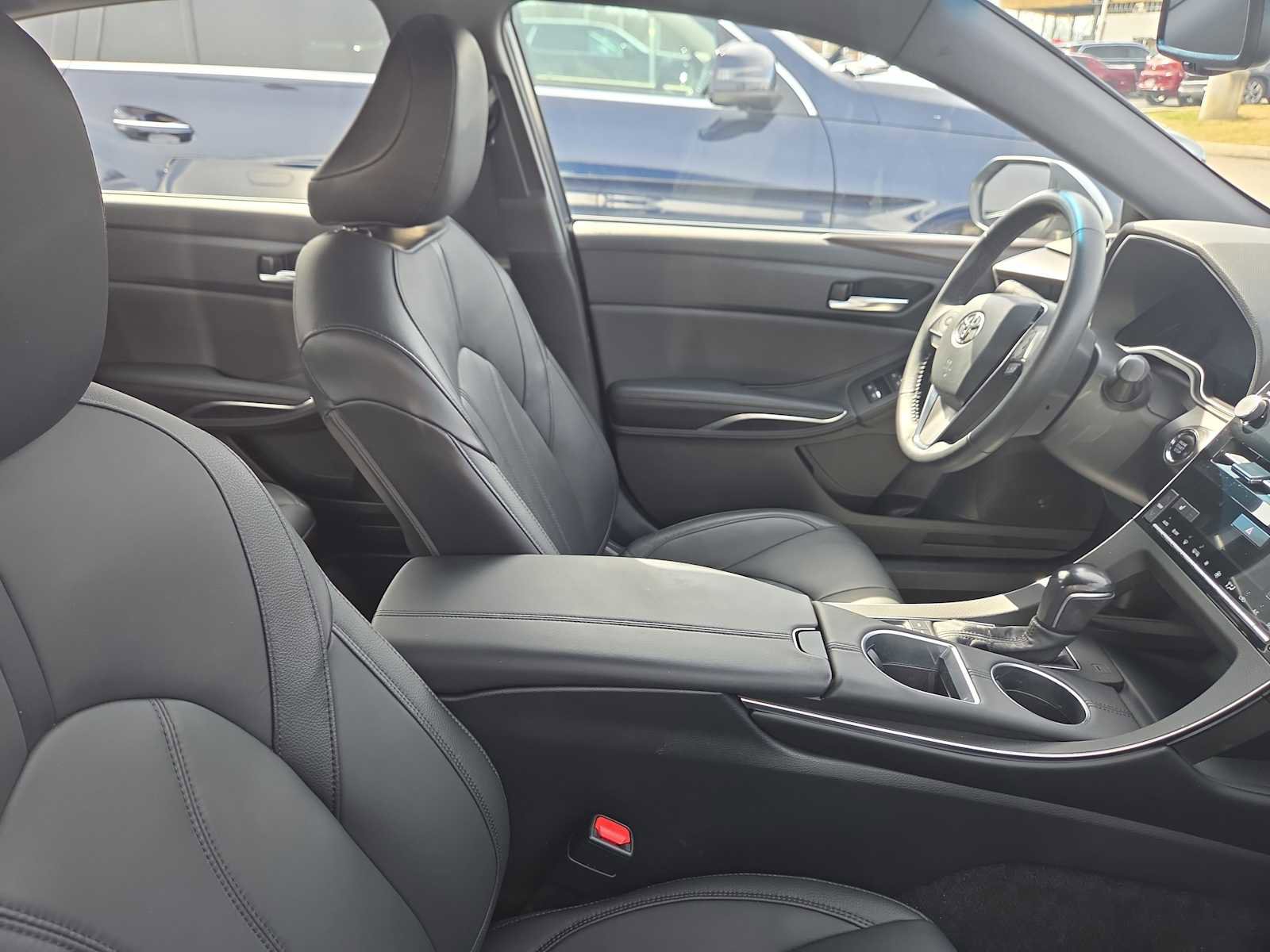 Used 2022 Toyota Avalon XLE w/ Moonroof Package image 4