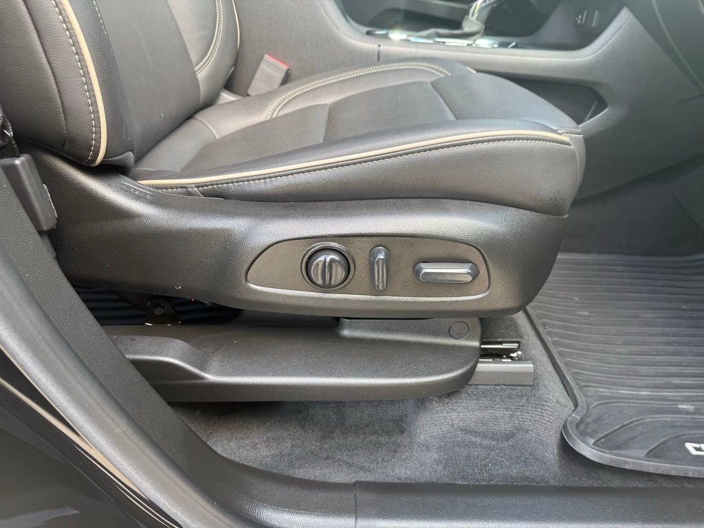 Used 2023 Chevrolet Traverse Premier w/ Redline Edition image 23