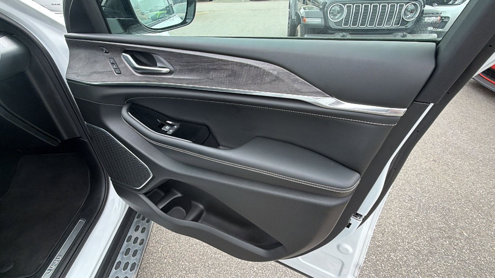 Certified 2025 Jeep Grand Cherokee L Overland w/ Luxury Tech Group IV image 19