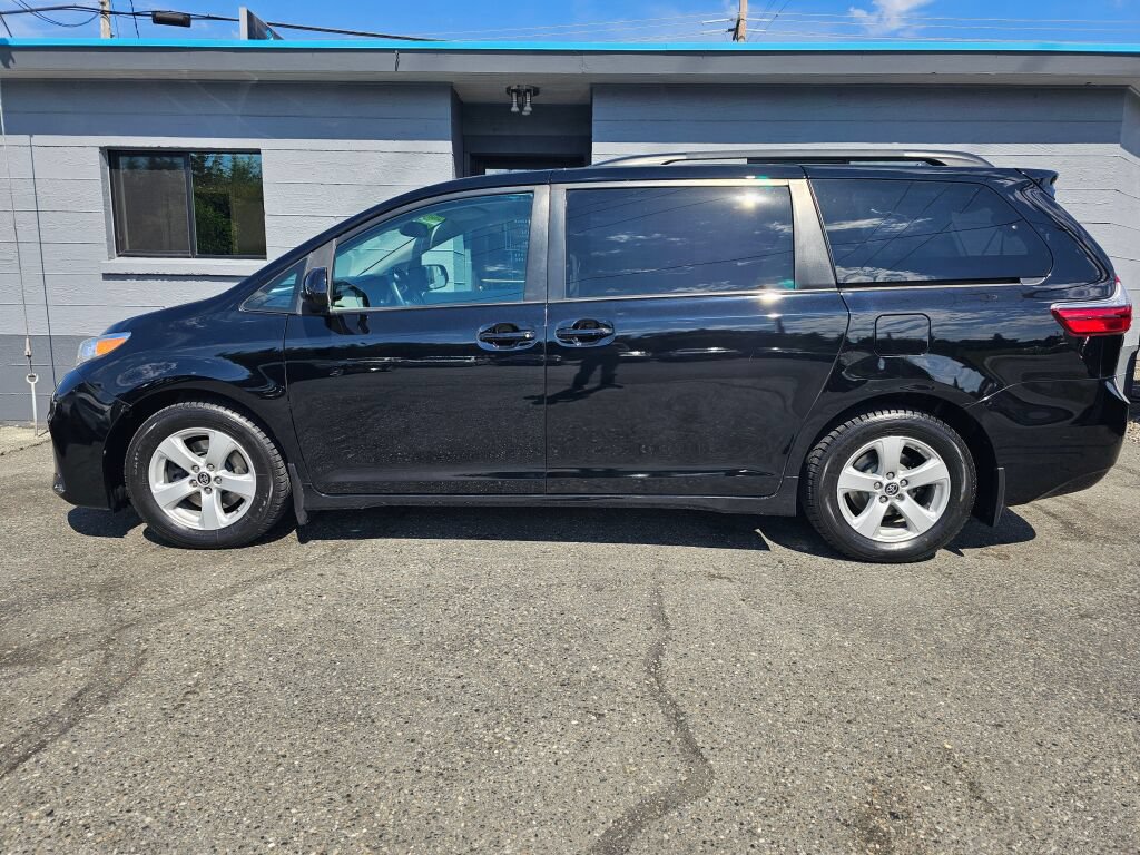 Used 2020 Toyota Sienna LE FWD image 2