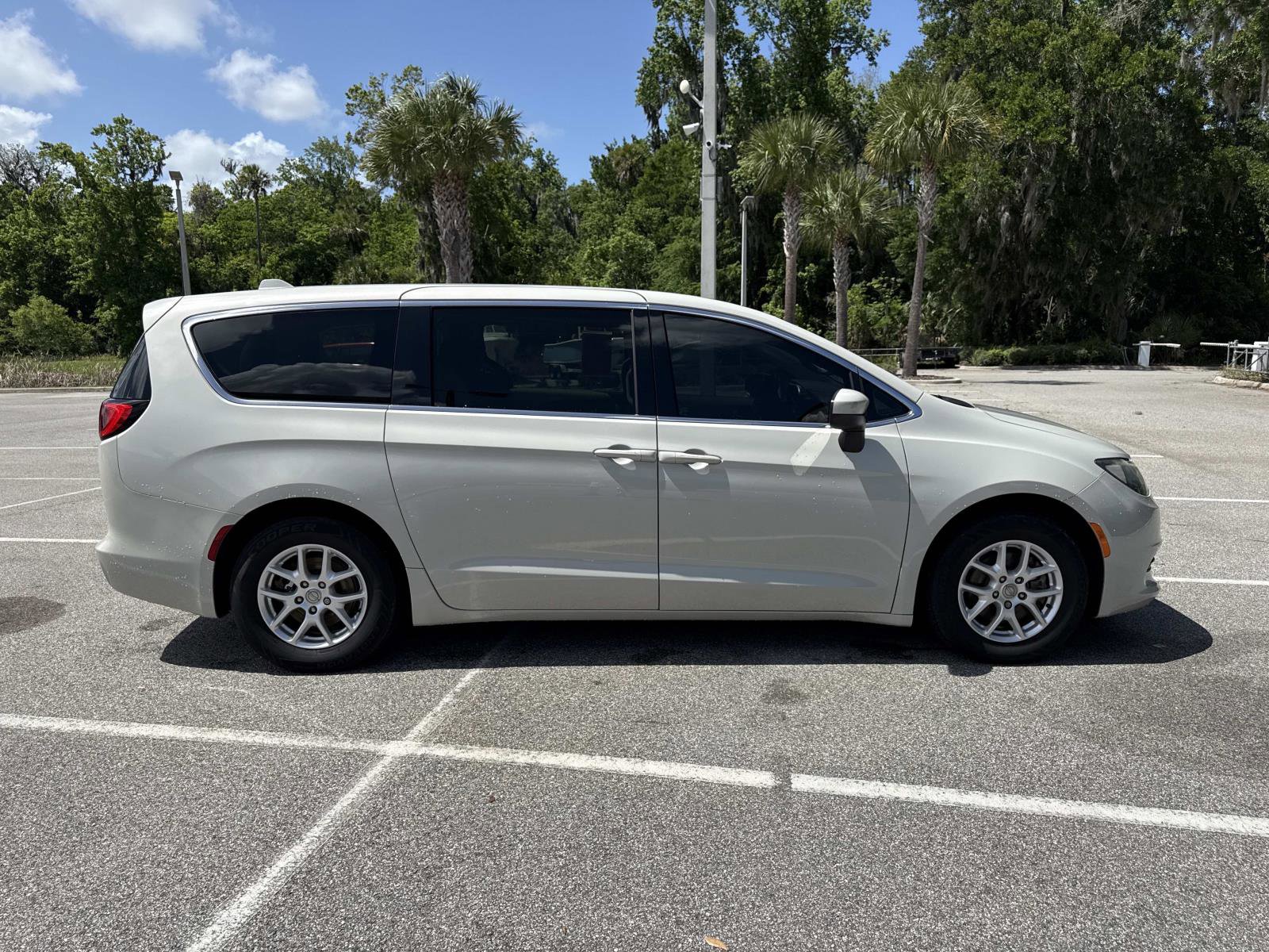 Used 2019 Chrysler Pacifica LX image 2