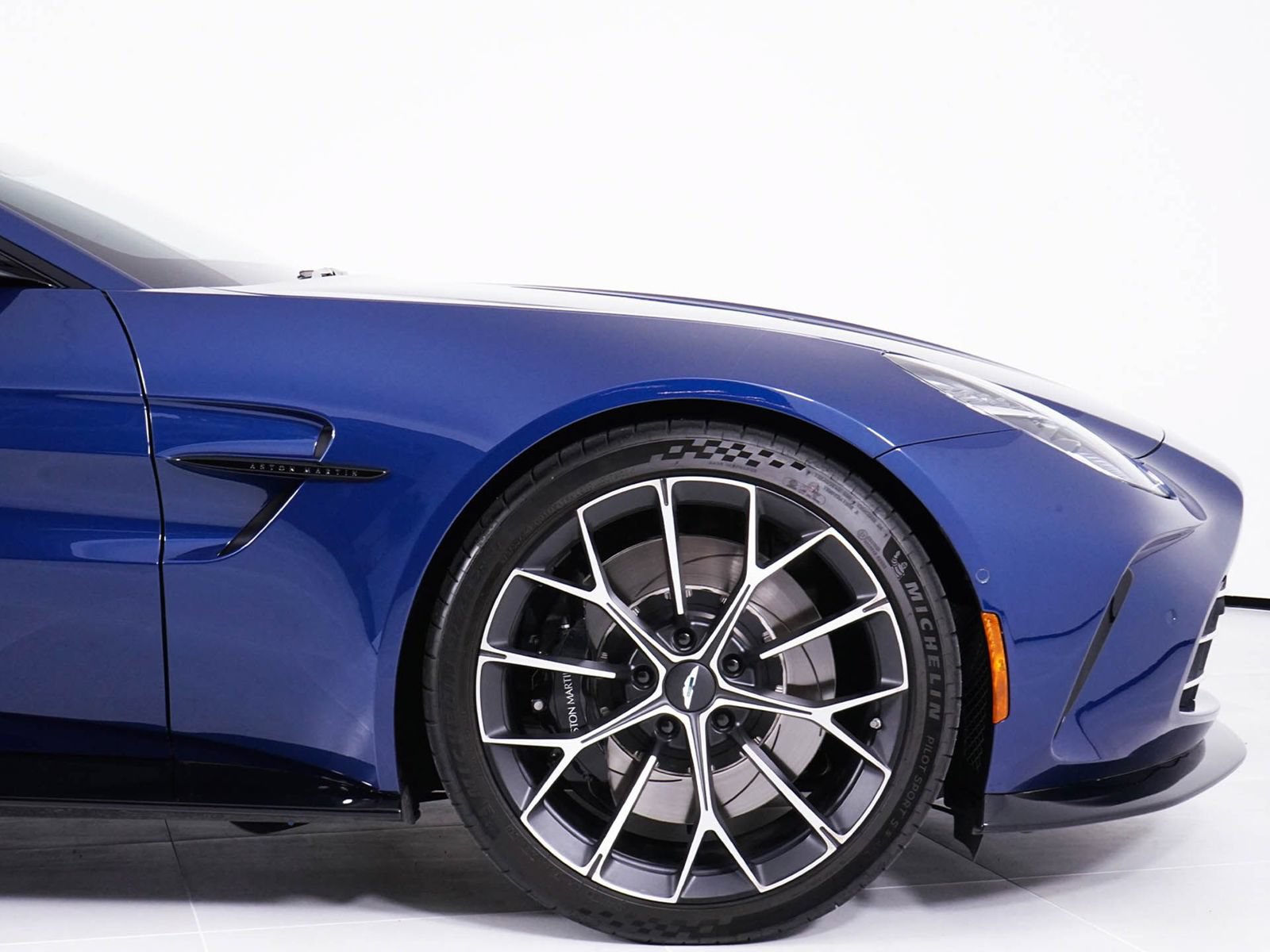 Used 2025 Aston Martin V8 Vantage Coupe RWD image 16