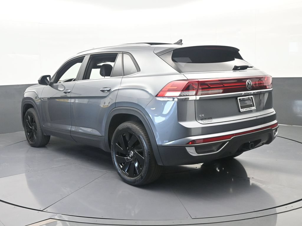 Used 2025 Volkswagen Atlas Cross Sport SE w/ Panoramic Sunroof Package FWD image 4