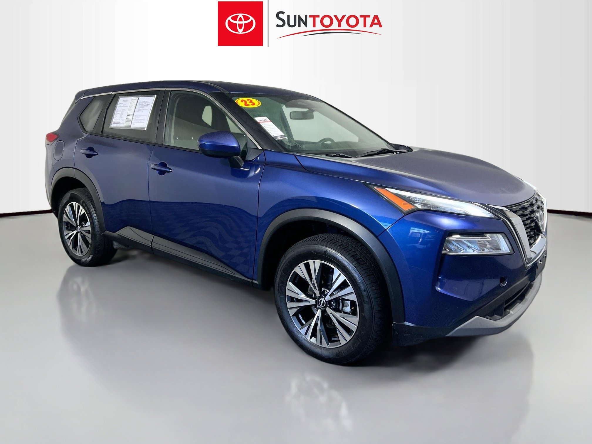 Used 2023 Nissan Rogue SV image 1