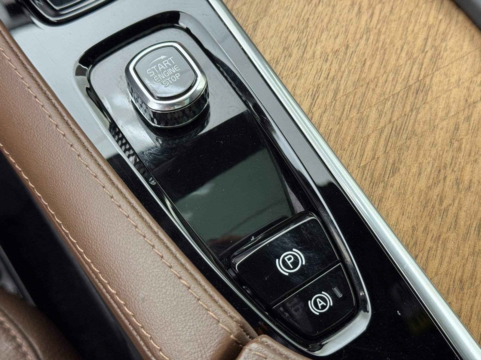 Used 2024 Volvo XC90 T8 Plus image 32