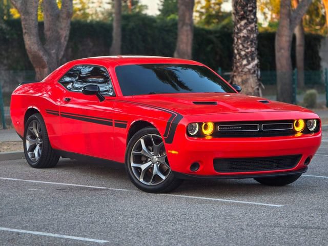 Used 2016 Dodge Challenger SXT w/ Driver Convenience Group RWD image 6