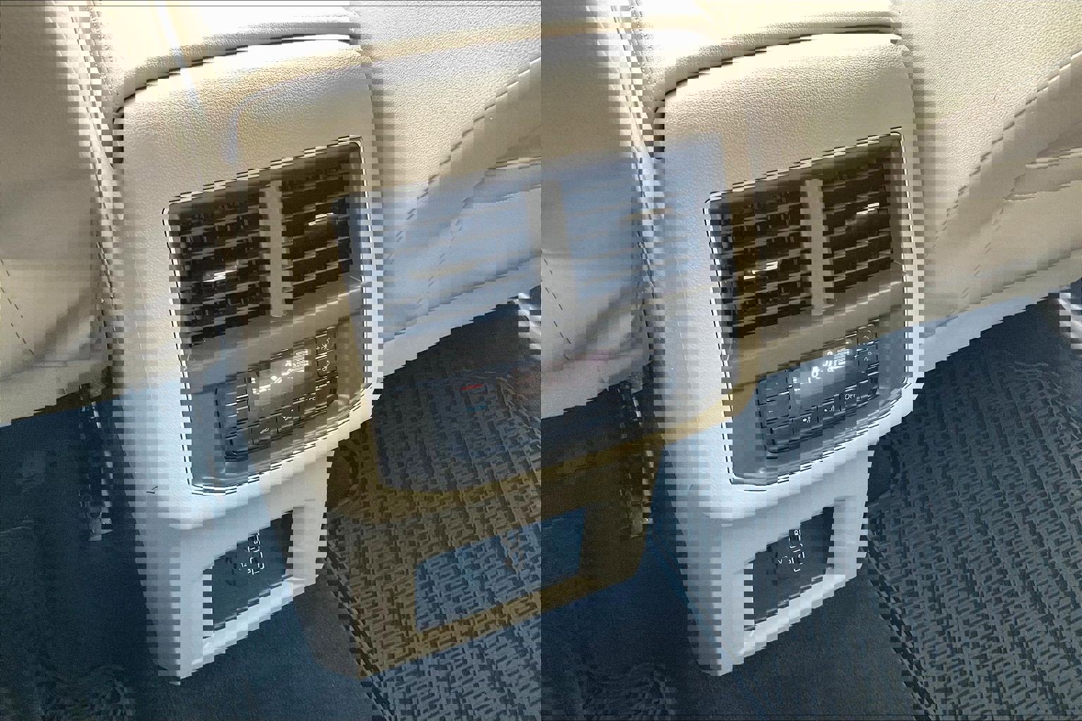 Used 2018 Volkswagen Atlas SE image 32