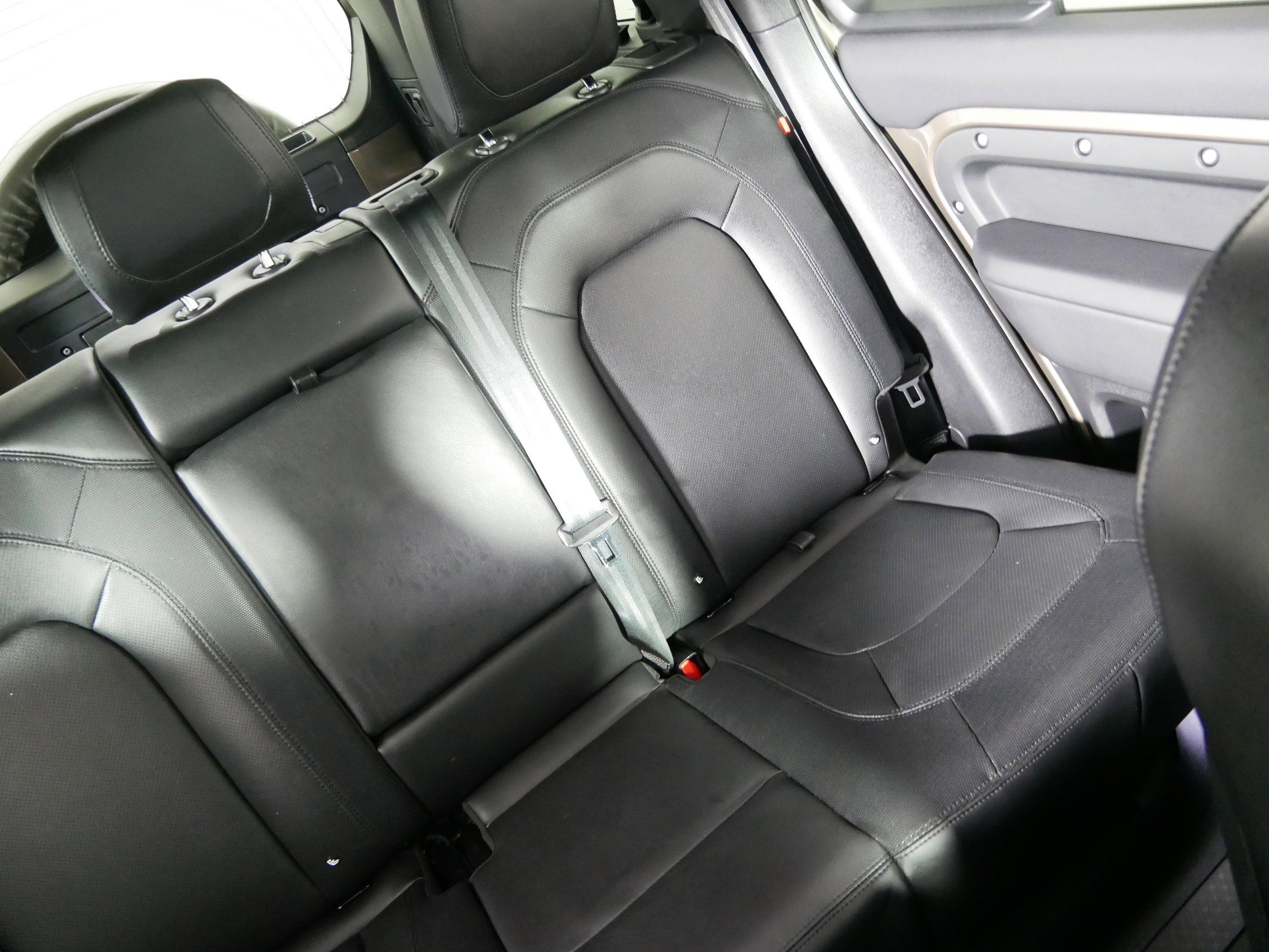 Used 2024 Land Rover Defender 110 X-Dynamic SE AWD/4WD image 14