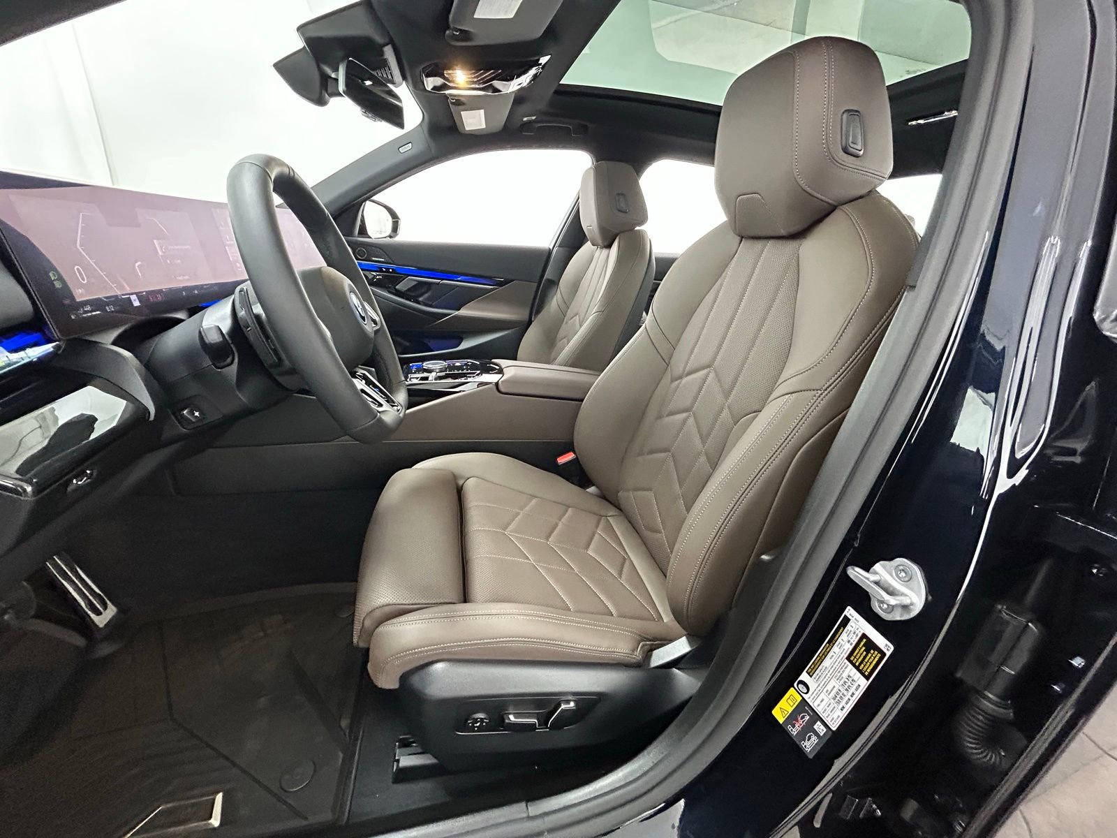 Used 2026 BMW 550e xDrive AWD/4WD image 28