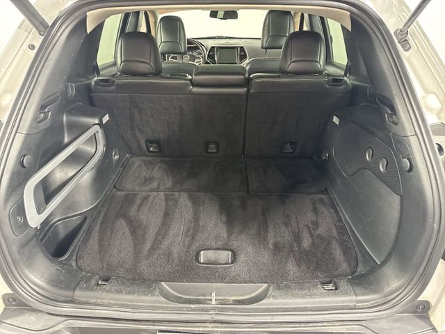 Used 2018 Jeep Cherokee Latitude Plus w/ Comfort/Convenience Group FWD image 33