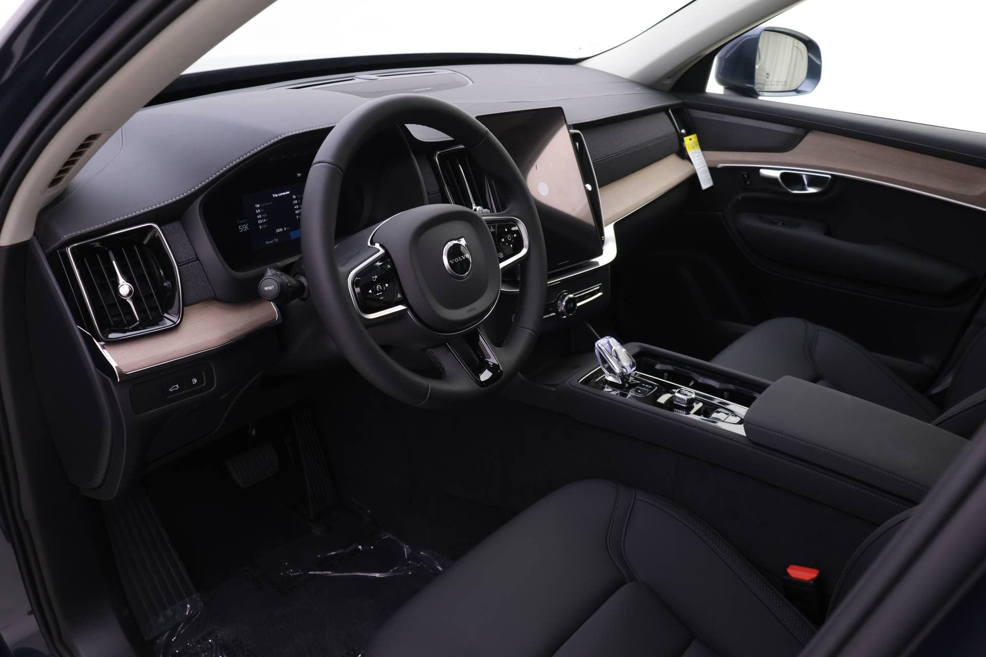 New 2026 Volvo XC90 T8 Plus w/ Protection Package Premier image 6