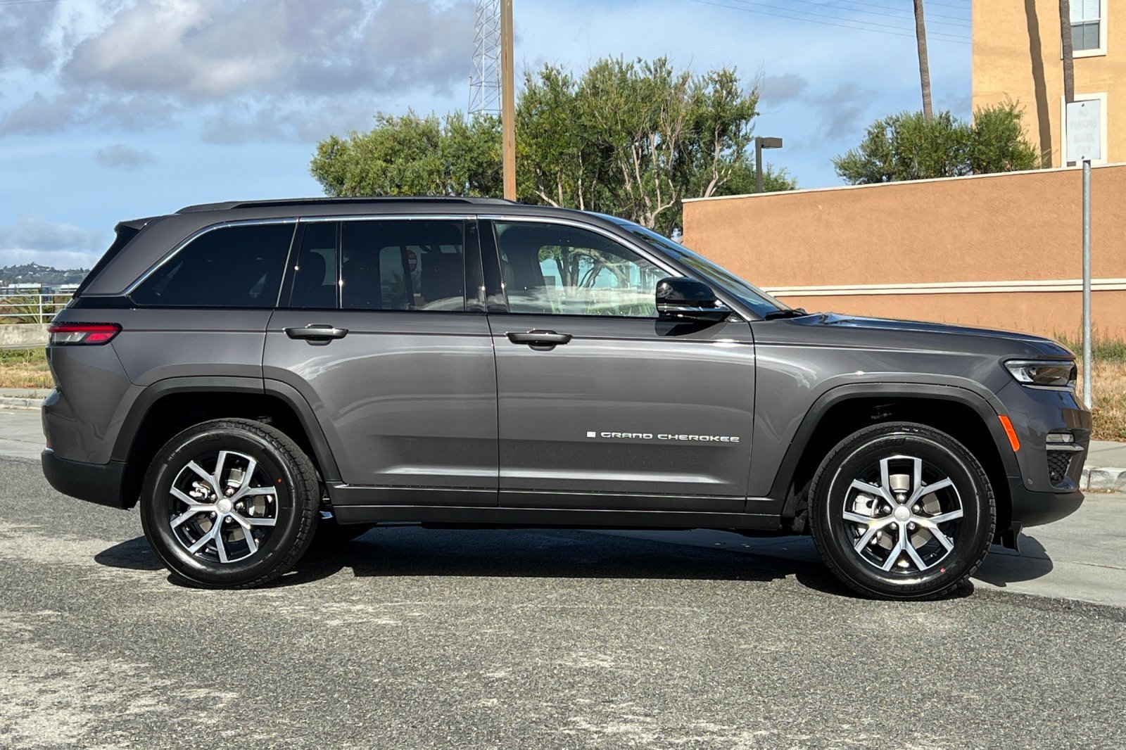 New 2025 Jeep Grand Cherokee Limited w/ Luxury Tech Group II image 3