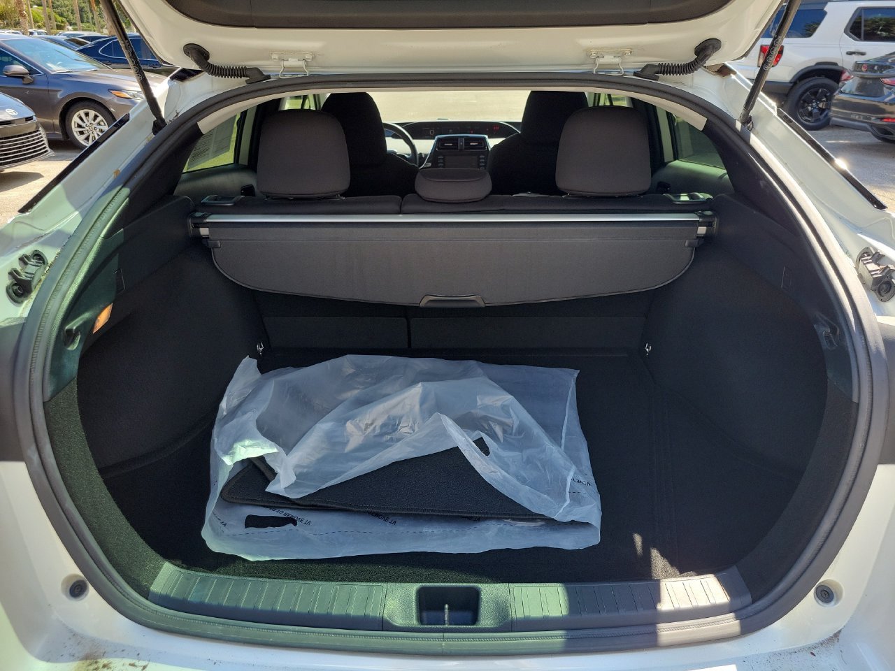 Used 2021 Toyota Prius LE FWD image 8
