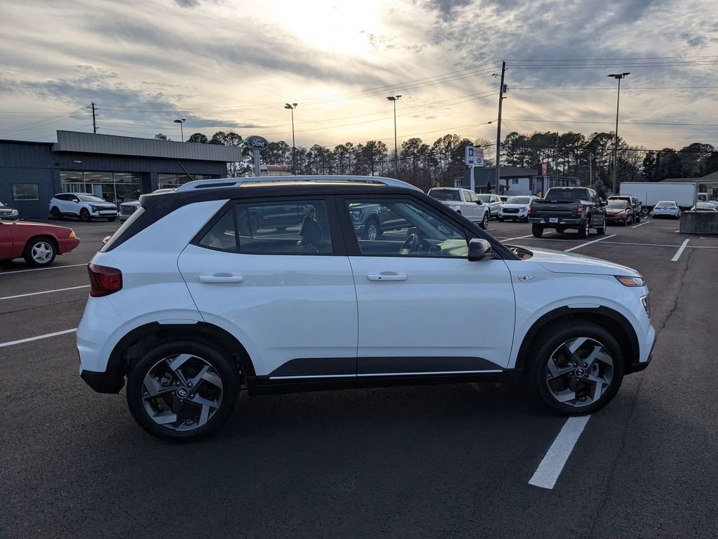 Used 2025 Hyundai Venue Limited image 5