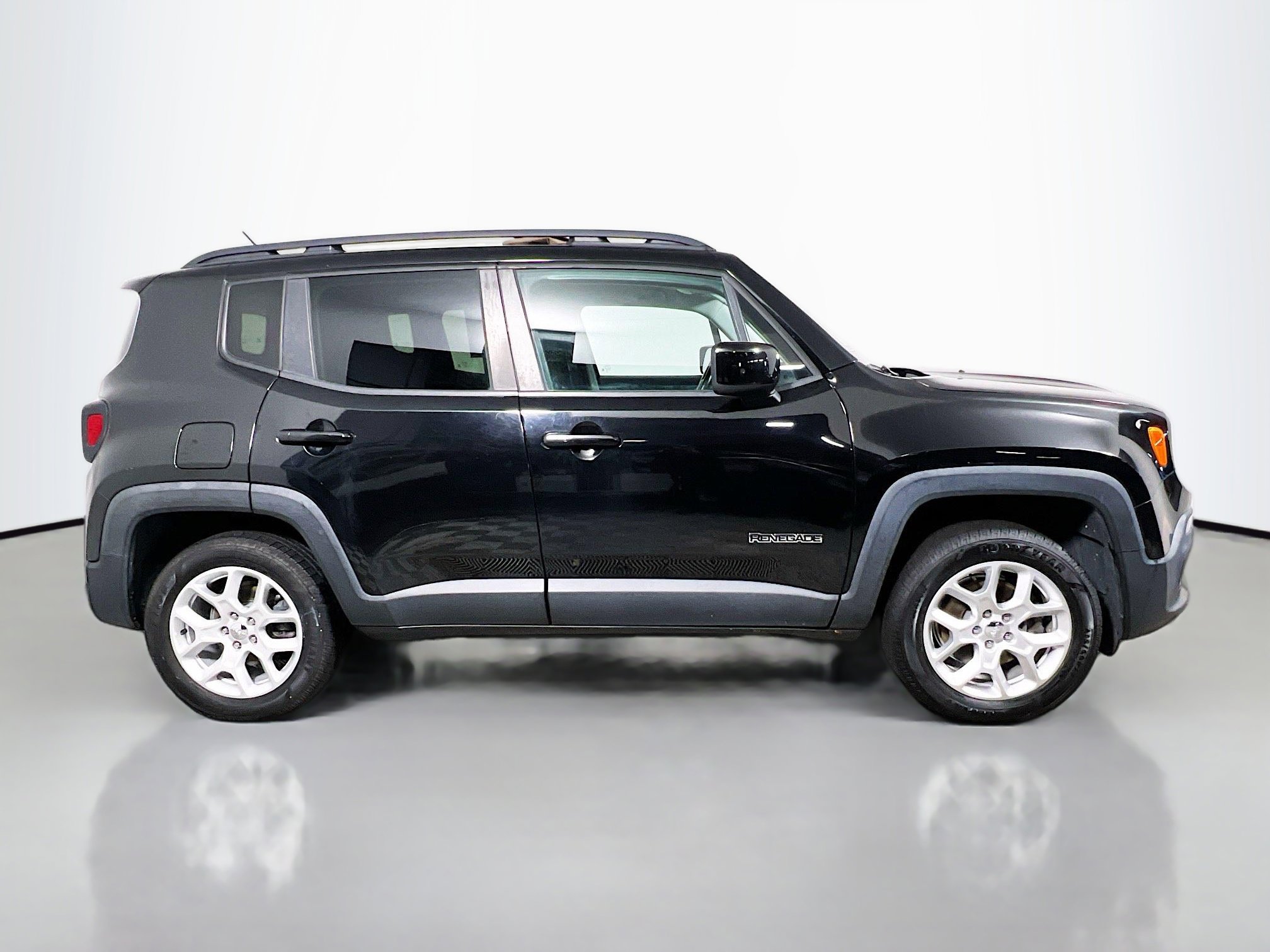 Used 2016 Jeep Renegade Latitude w/ Popular Equipment Group image 3